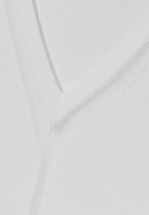 Hvid bomulds v- hals sweater med en ribbet halskant og glat tekstur, der har et rent og enkelt design uden mønstre eller accenter.