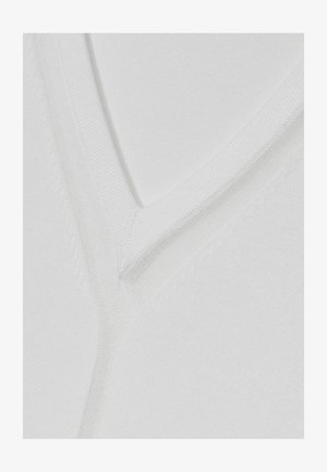 Fehér pamut V-nyakú pulóver bordás nyakkal és sima textúrával, tiszta és egyszerű dizájnnal, minta vagy díszítés nélkül.