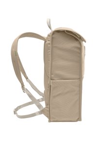 Mochila beige con forma rectangular, fabricada en tela resistente. Cuenta con correas ajustables y un bolsillo lateral para almacenamiento adicional.