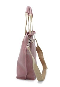 Roze leren handtas met een gestructureerde afwerking, voorzien van beige canvas schouderbanden en zilveren hardware. De zijaanzicht toont een slanke vorm.