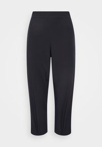 Černé krátké kalhoty vyrobené z hladké, elastické tkaniny. Mají vysoký pas a zúžené nohavice. Bez viditelných kapes nebo ozdob.