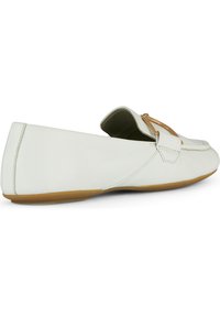 Mocasines de cuero blanco con punta redondeada, detalle en metalizado dorado, y suela de goma flexible. Textura suave, con un diseño de costuras mínimas.