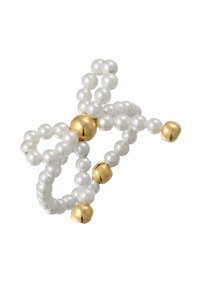 Hvid og gul perlesmykke med runde perler og metalliske guld accenter, med et snoet design og glat tekstur.