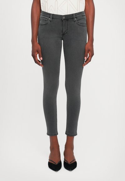 Grå skinny jeans med en mellemhøj talje, for- og baglommer samt subtile stikninger. Materialet har en glat denimstruktur.