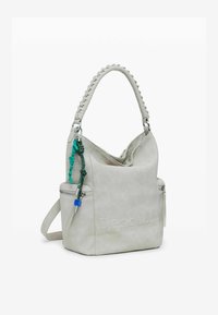 Hellgraue Kunstleder-Schultertasche mit geflochtenem Griff, Reißverschlusstaschen und Akzentkordel mit blauen Beschlägen. Mit geprägt Logo.