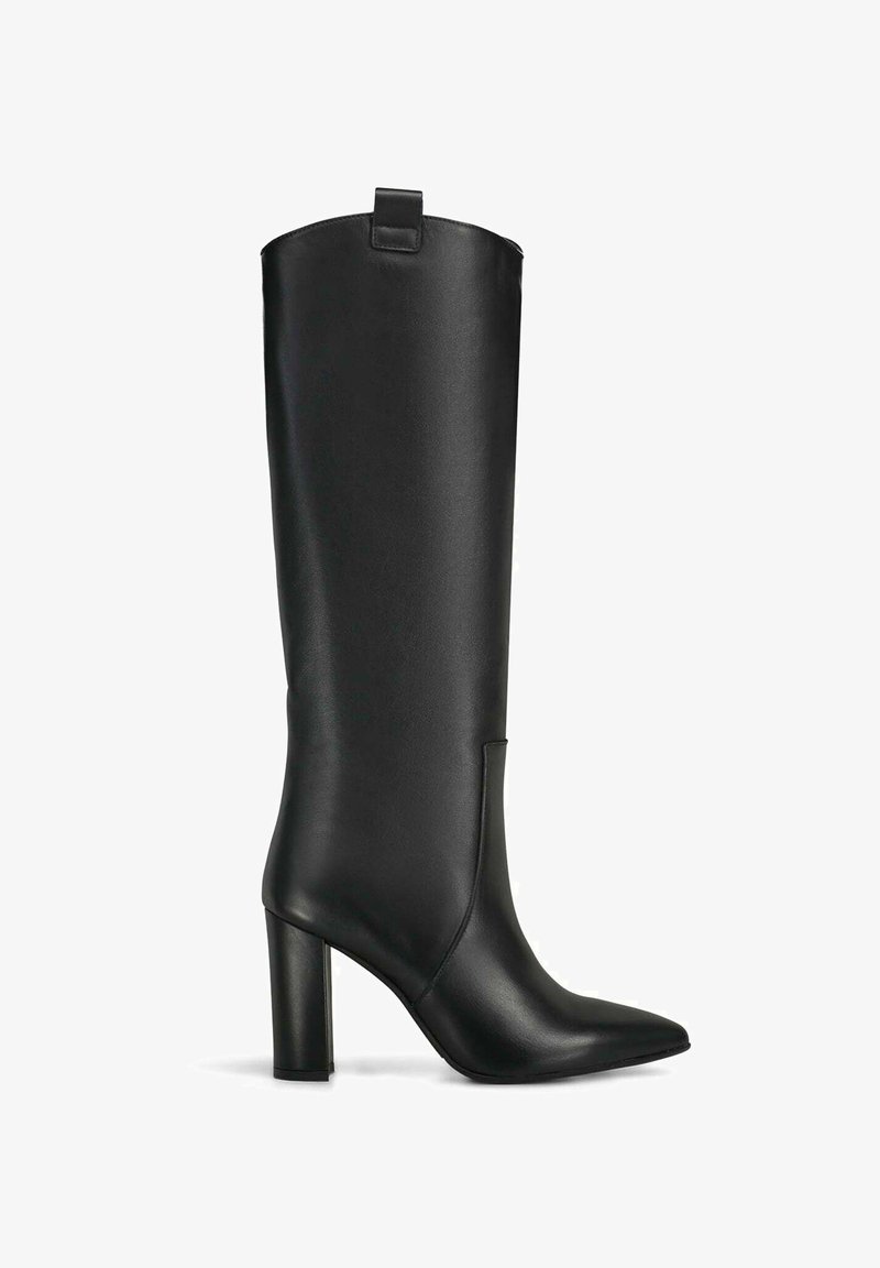 Stivale nero in pelle alto con punta affusolata, tacco largo alto e linguetta di pull sulla parte superiore del gambale.