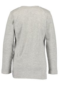 Helles graues Langarmshirt aus weichem Stoff. Rundhalsausschnitt, seitliche Schlitze und einfaches, nahtloses Design mit glatter Textur.