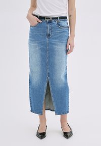 Denim midi suknja s prednjim prorezom, plavi izravni pranjem, pet džepova i crnim remenom. Ima uski struk i ravni kroj.