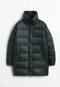 Sort quiltet pufferjakke med høj krave, lynlås foran og trykknapper, lange ærmer og to sidelommer.