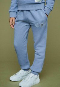 Reiss REISS SMILEYWORLD | REISS CUFFED JOGGERS UNISEX FIT - Treniņtērpa apakšdaļas - blue