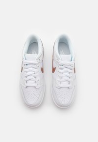 Nike Sportswear DUNK LOW - Sapatilhas - white/metallic red bronze/summit white