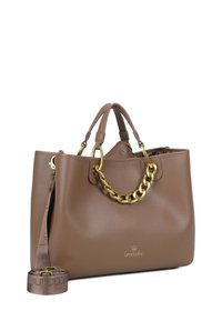 Borsa a tracolla in pelle marrone con texture, dettagli in catena dorata, manici superiori doppi e una tracolla removibile. Presenta un logo sul davanti.