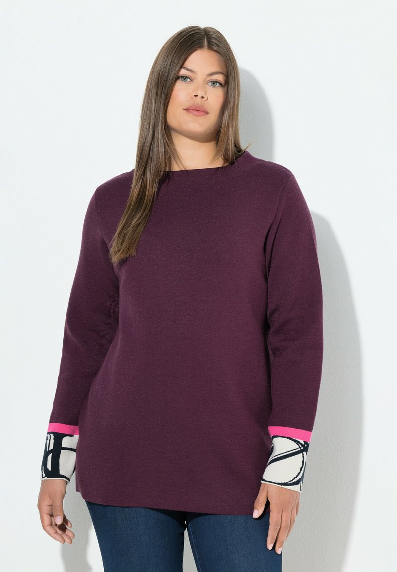 Maglione viola con scollatura a barca, maniche lunghe con polsi bianchi con un motivo geometrico e accenti rosa. Texture morbida, vestibilità comoda.