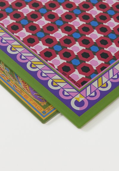 Deux foulards en soie pliés avec des motifs géométriques et floraux complexes, présentant des couleurs rouges, bleues, violettes, vertes et roses.