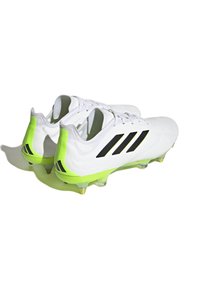 Scarpe da calcio bianche con strisce nere, accenti verdi sul tallone e tacchetti trasparenti. Caratterizzate da una trama liscia e un design con lacci, costruzione leggera.