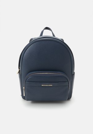 Zaino in pelle blu navy con la parte superiore arrotondata, tasca frontale con zip e dettagli in metallo dorato. La finitura testurizzata aggiunge particolare ricchezza.