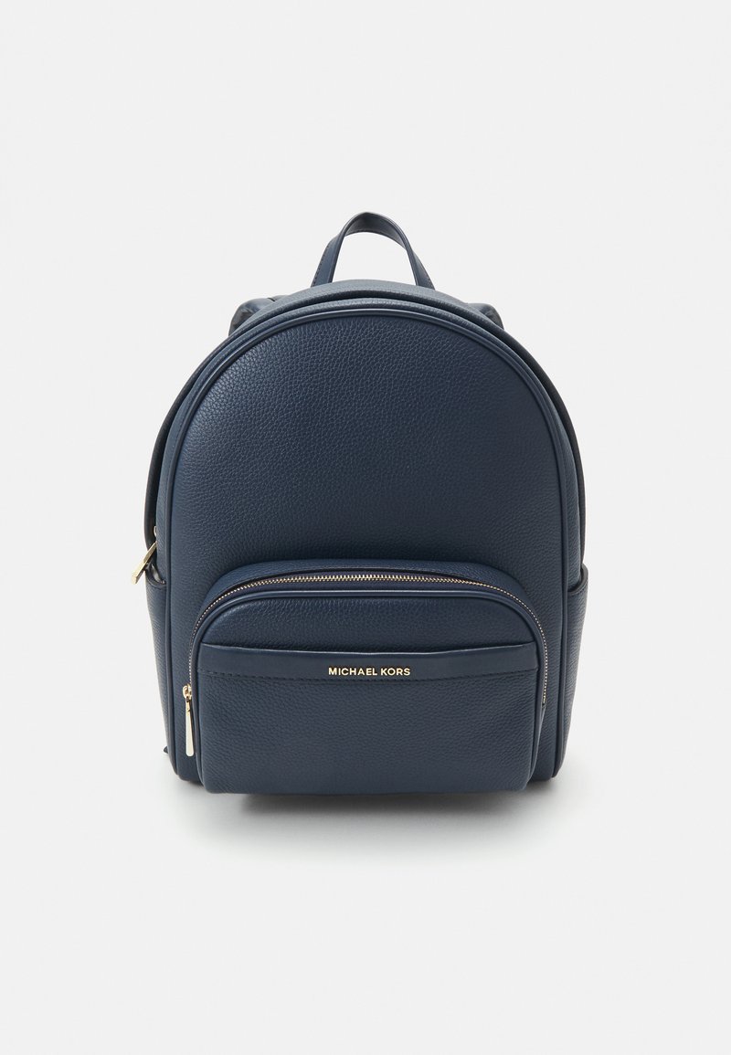 Zaino in pelle blu navy con la parte superiore arrotondata, tasca frontale con zip e dettagli in metallo dorato. La finitura testurizzata aggiunge particolare ricchezza.