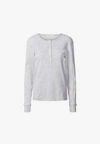 Svjetlosiva majica s dugim rukavima tipa henley, koja ima okrugli izrez, placket s pet gumba i uske manžete. Mekani materijal s glatkom teksturom.