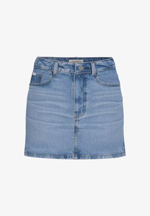 Leren rok in lichtblauw, met een klassiek vijf-pocket ontwerp, knoopsluiting aan de voorkant en subtiele vervaging voor textuur.