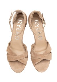 Sandali con tacco in suede beige, con fasce incrociate e chiusura con fibbia alla caviglia. Texture liscia e design con punta aperta. Presenta il nome del marchio all'interno.