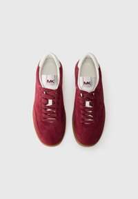 Røde semskede sneakers med hvide accenter. Har rund tå, snørebåndsdesign og tekstureret gummisål. Brandlogo på tungen.