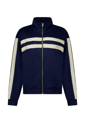 Marineblauwe ritssluiting jas met hoge kraag, twee witte horizontale strepen over de borst en witte strepen langs de mouwen.