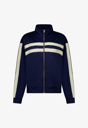 Marineblauwe ritssluiting jas met hoge kraag, twee witte horizontale strepen over de borst en witte strepen langs de mouwen.