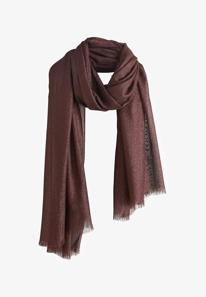 Longue écharpe brun foncé transparente avec un subtil éclat, portée lâchement avec des bords frangés sur un fond blanc.