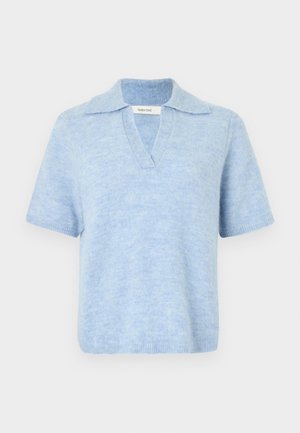Pull en maille bleu clair à manches courtes avec col en V et col classique. Texture douce et coupe décontractée, mettant en valeur des variations subtiles de couleurs.