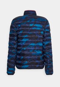 Gepolsterte Jacke in Navyblau mit einem Camouflage-Muster in verschiedenen Blautönen. Verfügt über einen hohen Kragen und elastische Bündchen.