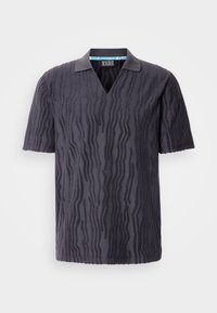 Polo shirt grigio scuro a maniche corte con scollo a V, caratterizzato da un motivo a onde testurizzato e un colletto a contrasto. Realizzato in materiale morbido.