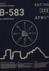 Ciemnoniebieska tkanina z białym tekstem i grafiką. Zawiera "B-583", "OFF DUTY GEAR" i wzór przedstawiający panoramę miasta. Zawiera szczegóły techniczne dotyczące spadochroniarstwa.