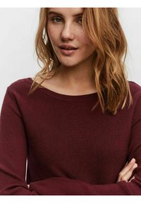 Maglione bordeaux a coste con maniche lunghe e scollatura a barca, caratterizzato da una morbida texture e una silhouette aderente.