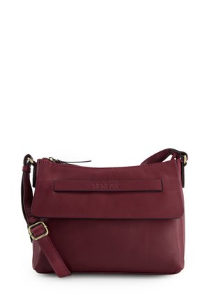Bordeaux læder crossbody taske med foldover flap, justerbar rem, præget logo og glat tekstur. Lynlås lukning øverst.
