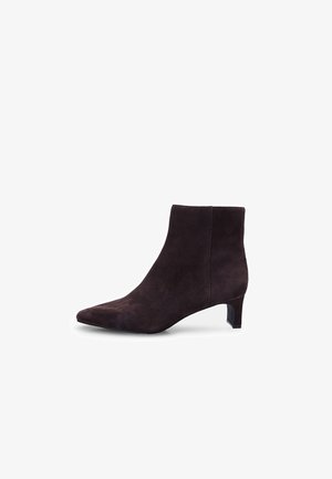Donkerbruin suède enkelboot met een puntige neus, lage blokhak, gladde textuur en een slank silhouet. Eenvoudig en minimalistisch ontwerp.