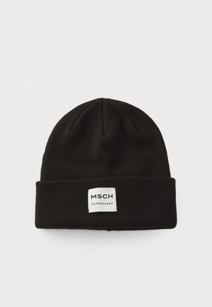 Cappello lavorato a maglia nero con risvolto, dotato di un'etichetta rettangolare bianca con la scritta "MSCH COPENHAGEN" in testo nero.