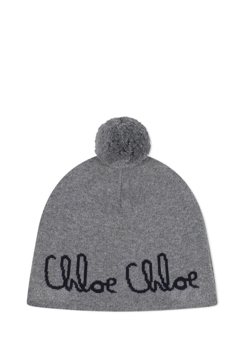 Cappello di lana grigio con un pompon in cima e testo corsivo nero "Chloe" ripetuto lungo il bordo inferiore.