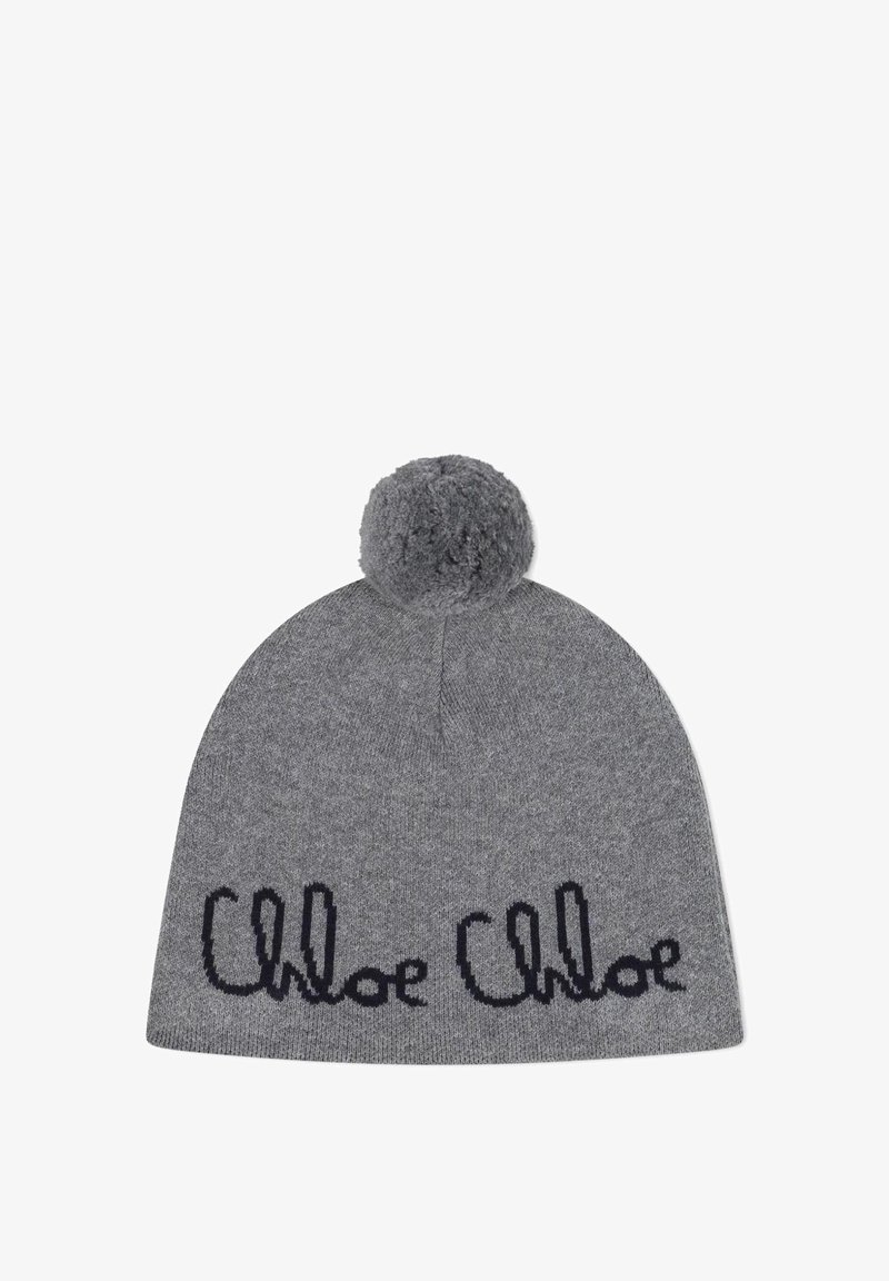 Cappello di lana grigio con un pompon in cima e testo corsivo nero "Chloe" ripetuto lungo il bordo inferiore.