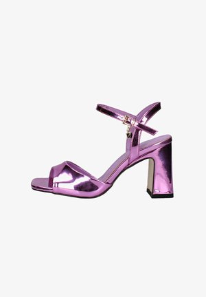 Sandali alti metallizzati rosa con punta aperta, cinturino alla caviglia con fibbia e tacco a blocco con una finitura lucida.