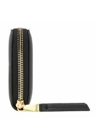 Billetera negra de cuero con cremallera alrededor, con herrajes dorados, acabado texturizado, perfil delgado y una correa de cuero adjunta para un transporte fácil.