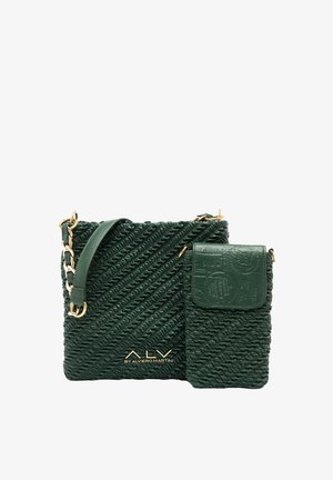 Borsa verde con trama strutturata a motivo intrecciato, tracolla a catena dorata e tasca removibile con dettagli in rilievo.