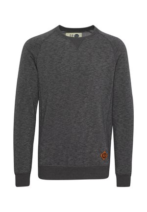 Hanorac gri închis cu guler rotund și manșete striate. Prezintă un mic patch cu logo portocaliu în colțul din stânga jos. Țesătură moale, texturată.