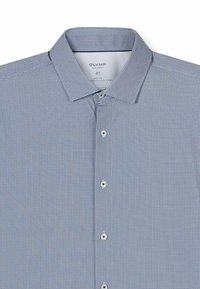 Hemdkleid mit Knöpfen in Blau-Weiß mit geometrischem Muster, gefertigt aus flexiblem Jersey-Stoff; verfügt über einen Standardkragen und eine Knopfleiste.