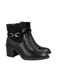 Botines negros con cuerpo de piel suave, acentos de ante, una correa decorativa con hebilla metálica y un tacón grueso.