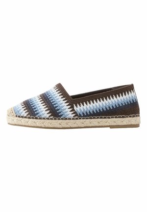 Slip-on espadrilová obuv s tkaným zvrškom v cik-cak vzore modrej, bielej a hnedej farby a pletenou juta podrážkou.