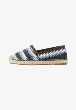 Slip-on espadrilová obuv s tkaným zvrškom v cik-cak vzore modrej, bielej a hnedej farby a pletenou juta podrážkou.