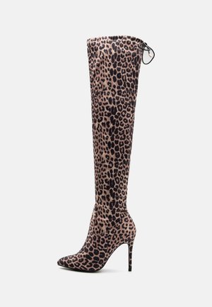 Leopardenmuster über dem Knie Stiefel aus weichem Stoff, mit spitzer Zehenform und Stiletto-Absatz. Kordelzugdetails am oberen Teil.