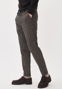 Matinique MADALTON PIPED DERBY - Mokkasiner - espresso
