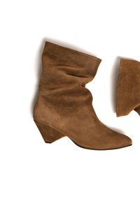 Anonymous Copenhagen VULLY TRIANGLE - Classic ankle boots - cinnamon