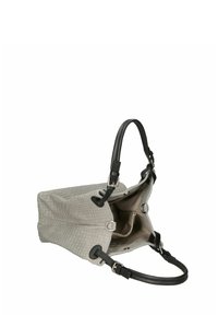 Grå texturerad handväska med svarta läderdetaljer, dubbla justerbara remmar och en öppen topp som avslöjar ett fodrat inre med organiseringsfickor.